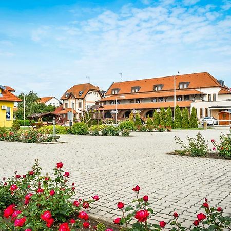 Hotel Rozsa Csarda Bungalow & Caravan Park Hegyeshalom Ngoại thất bức ảnh