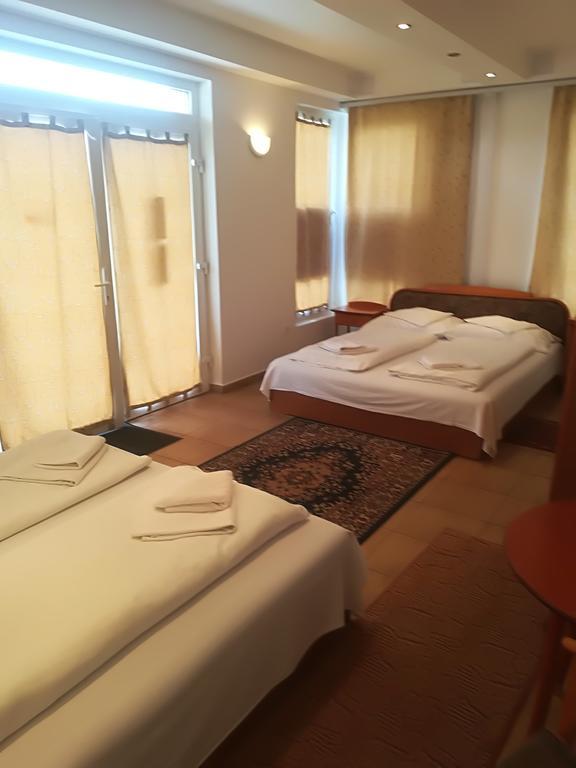 Hotel Rozsa Csarda Bungalow & Caravan Park Hegyeshalom Ngoại thất bức ảnh